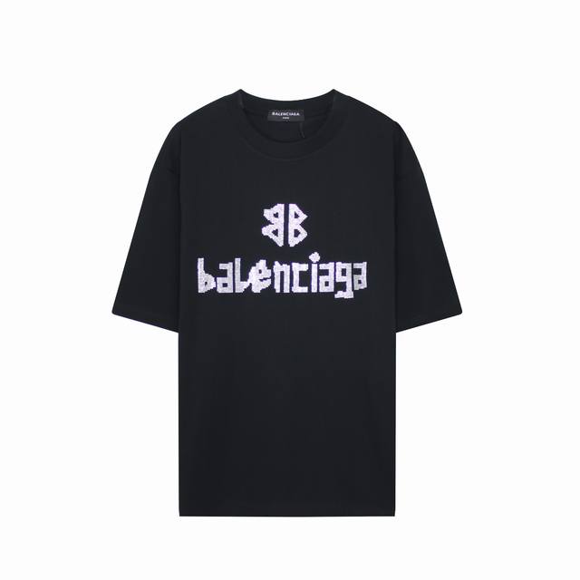 Balenciaga 24Ss春夏满天星烫钻短袖 T恤中的燕尾服 这点真的无可 后妃好像很浮夸 其实上身效果真的很无敌 低调奢华有内涵的感觉 远看是一件普普通通